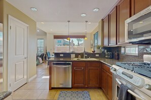 Fridge, microwave, oven, stovetop - Two story home w/ patio, grill, mountain views & community saltwater pool (La Quinta)