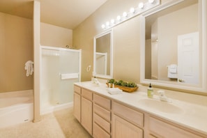 Shower, hair dryer, towels - Mountain-view condo with incredible sunset views, pool, hot tub & grill (Oro Valley)
