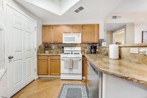 Fridge, microwave, oven, stovetop - Dog-friendly ground-floor condo with patio, pool, hot tub & gym (Phoenix)