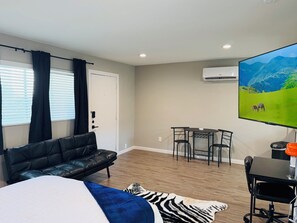 1 bedroom, iron/ironing board, WiFi, bed sheets - Wild West studio/ Montrose HTX/ Free Wifi (Houston)