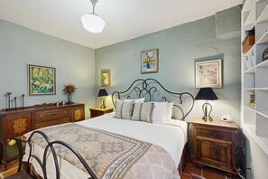 2 bedrooms, iron/ironing board, WiFi (free), bed sheets