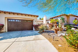 Property grounds - Relaxing home & casita with private pool, pool spa, grill & outdoor fireplaces (Palm Desert)