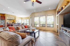 Smart TV, fireplace, DVD player - Relaxing home & casita with private pool, pool spa, grill & outdoor fireplaces (Palm Desert)