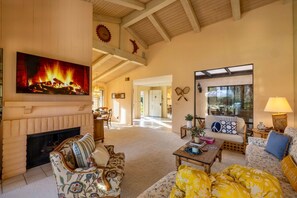 Interior - Charming condo with pool, hot tub, fireplace, wet bar, & W/D (Palm Desert)
