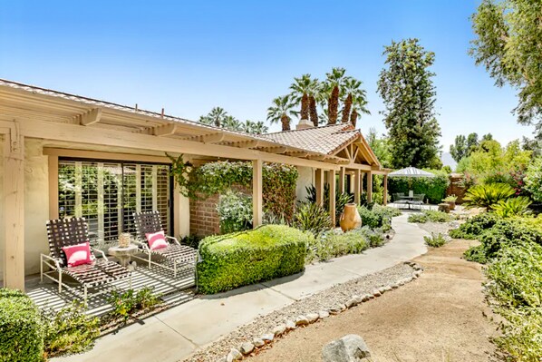 Terrace/patio - Charming condo with pool, hot tub, fireplace, wet bar, & W/D (Palm Desert)