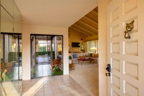 Interior - Charming condo with pool, hot tub, fireplace, wet bar, & W/D (Palm Desert)