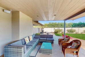Terrace/patio - Large home w/ a full kitchen, furnished patio, & private, outdoor pool (Phoenix)