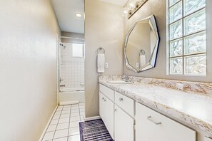 Shower, hair dryer, towels - Large home w/ a full kitchen, furnished patio, & private, outdoor pool (Phoenix)