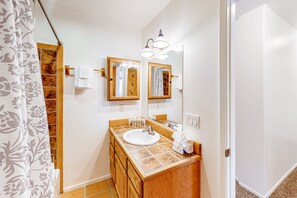 Shower, hair dryer, towels - Mountain-view desert retreat with central AC, lanai, & washer/dryer (Twentynine Palms)