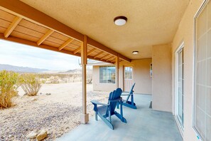 Terrace/patio - Mountain-view desert retreat with central AC, lanai, & washer/dryer (Twentynine Palms)