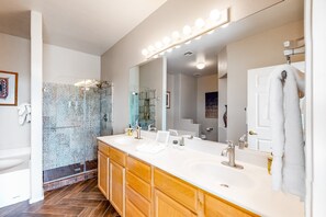 Shower, hair dryer, towels - Beautiful first-floor condo with pool, hot tub, & full kitchen - near hiking (Oro Valley)