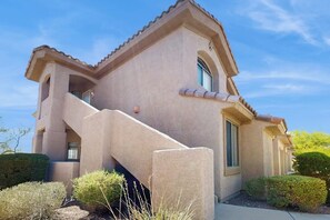 Exterior - Beautiful first-floor condo with pool, hot tub, & full kitchen - near hiking (Oro Valley)
