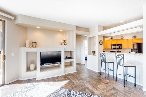 Beautiful first-floor condo with pool, hot tub, & full kitchen - near hiking