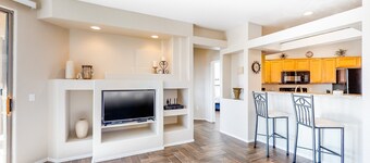 Beautiful first-floor condo with pool, hot tub, & full kitchen - near hiking