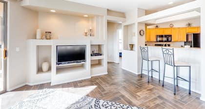 Beautiful first-floor condo with pool, hot tub, & full kitchen - near hiking