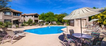 Beautiful first-floor condo with pool, hot tub, & full kitchen - near hiking