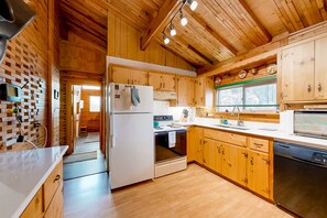 Fridge, microwave, oven, stovetop - Dog-friendly rustic retreat with enclosed yard, grill, wood stove, games, & W/D (Munds Park)