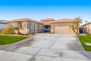 Property grounds - Dazzling retreat w/ a pool, grill, firepit, game room, & W/D - snowbird friendly (Indio)
