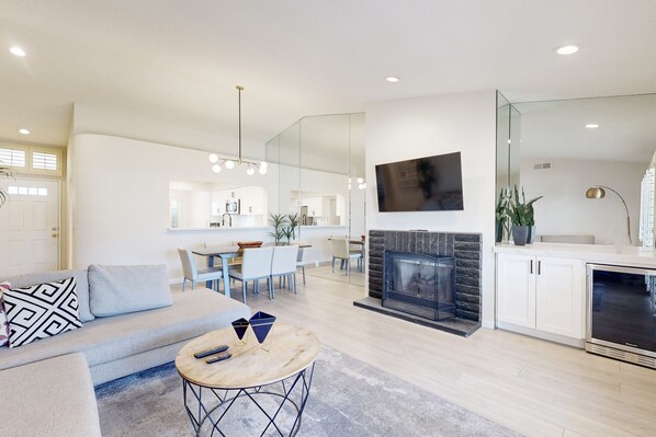 Smart TV, fireplace - Desert Falls Country Club | Pools, Hot Tub, Tennis, Pickleball & Gym (Palm Desert)