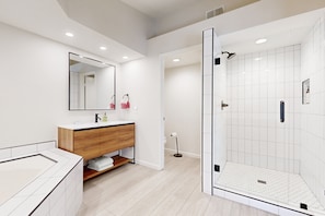 Shower, hair dryer, towels - Desert Falls Country Club | Pools, Hot Tub, Tennis, Pickleball & Gym (Palm Desert)