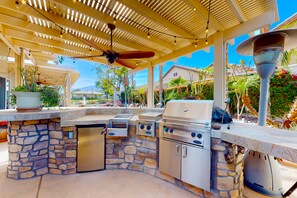 Terrace/patio - Luxe and spacious retreat with a pool, pool spa, firepit, grill, game room, & AC (Indio)