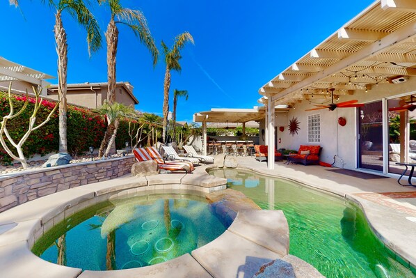 A heated pool - Luxe and spacious retreat with a pool, pool spa, firepit, grill, game room, & AC (Indio)