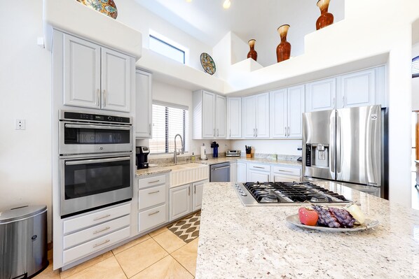 Fridge, microwave, oven, stovetop - Gated Tucson Foothill home with pool, hot tub, & patio (Tucson)