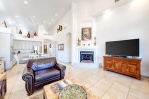 Smart TV, fireplace, DVD player - Gated Tucson Foothill home with pool, hot tub, & patio (Tucson)