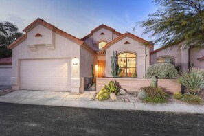 Exterior - Gated Tucson Foothill home with pool, hot tub, & patio (Tucson)
