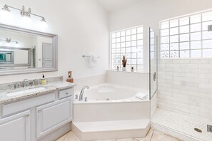 Shower, hair dryer, towels - Gated Tucson Foothill home with pool, hot tub, & patio (Tucson)