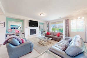 Smart TV, fireplace, DVD player - Unique mtn-view home with private heated pool, pool spa, patio, grill, & tennis (Indio)