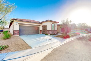 Exterior - Unique mtn-view home with private heated pool, pool spa, patio, grill, & tennis (Indio)