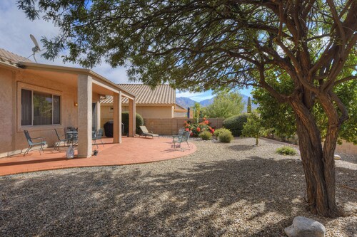 Dog-friendly spacious home with patio, enclosed yard and Golf nearby