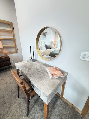 4 slaapkamers, een bureau, een strijkplank/strijkijzer, gratis wifi