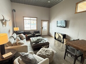 Smart TV, fireplace, table tennis, stereo