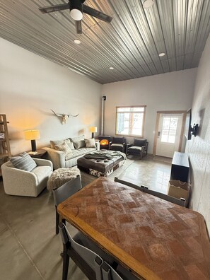 Smart TV, fireplace, table tennis, stereo
