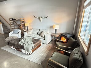Smart TV, fireplace, ping pong, stereo
