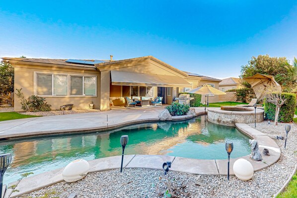 A heated pool - Luxury home with an enclosed yard, pool, pool spa, & chef's kitchen - dogs ok (Palm Desert)