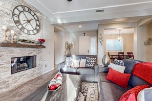 Smart TV, fireplace - Luxury home with an enclosed yard, pool, pool spa, & chef's kitchen - dogs ok (Palm Desert)