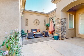 Terrace/patio - Luxury home with an enclosed yard, pool, pool spa, & chef's kitchen - dogs ok (Palm Desert)