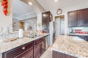 Fridge, microwave, oven, stovetop - Luxury home with an enclosed yard, pool, pool spa, & chef's kitchen - dogs ok (Palm Desert)
