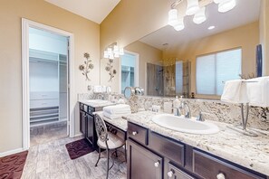 Shower, hair dryer, towels - Luxury home with an enclosed yard, pool, pool spa, & chef's kitchen - dogs ok (Palm Desert)