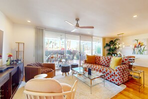 Smart TV - Cute and spacious condo w/ outdoor patio, pool & hot tub access close to hiking (Palm Desert)