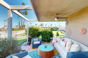 Terrace/patio - Cute and spacious condo w/ outdoor patio, pool & hot tub access close to hiking (Palm Desert)