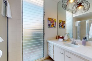 Shower, hair dryer, towels - Cute and spacious condo w/ outdoor patio, pool & hot tub access close to hiking (Palm Desert)