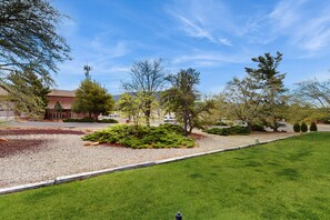 Property grounds - Dog-friendly Sedona town home, walking distance to shops & surrounded by beauty (Sedona)