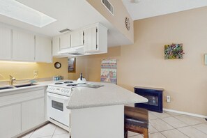 Fridge, microwave, oven, stovetop - Dog-friendly Sedona town home, walking distance to shops & surrounded by beauty (Sedona)
