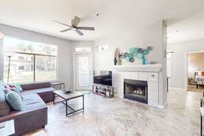 Smart TV, ping pong - Inviting Condo w/ a Shared, Heated Pool, Hot Tub, Fitness Room & Sauna (Scottsdale)
