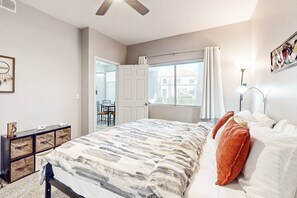 2 bedrooms, iron/ironing board, free WiFi, bed sheets - Inviting Condo w/ a Shared, Heated Pool, Hot Tub, Fitness Room & Sauna (Scottsdale)