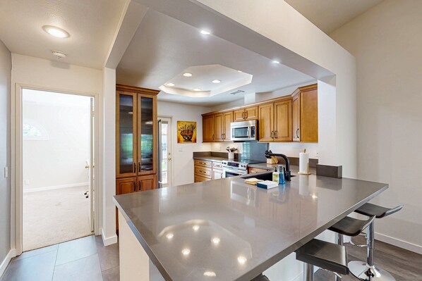 Coffee/tea maker, fridge, microwave, oven - Stunning Condo with Mountain & Golf Course Views - Resort-Style Amenities (Palm Desert)